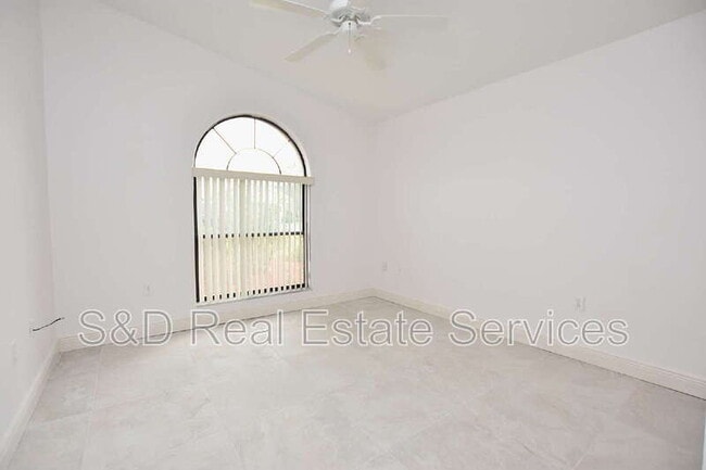 Building Photo - 2235 Silver Re Dr