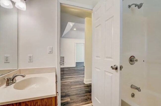 Building Photo - 100 Sadler Ct