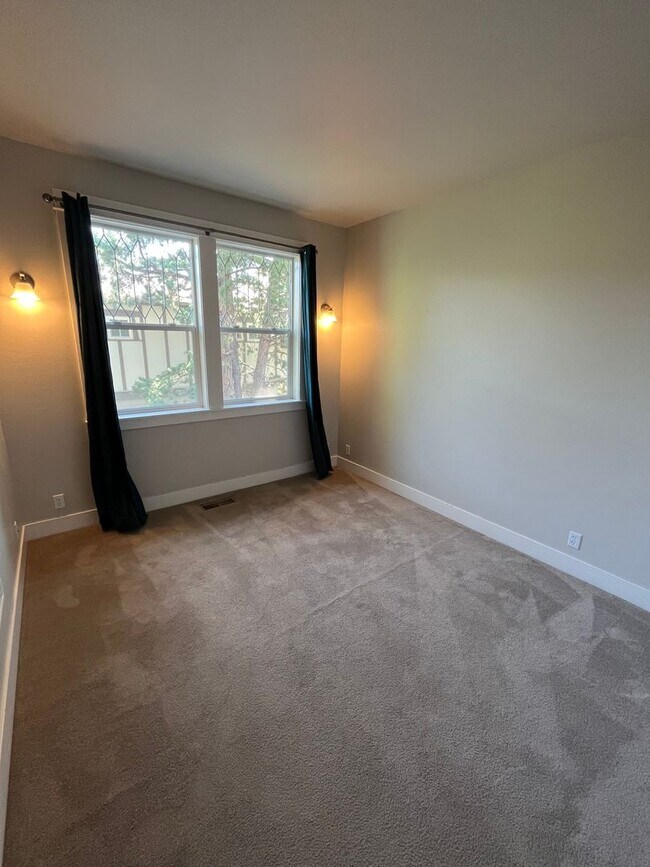 Building Photo - 3 Bed/2.5 Bath In The Heart of NW Crossing - Sacagawea