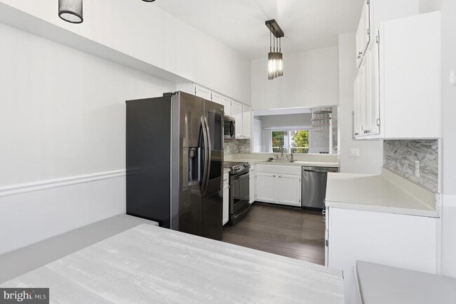 Building Photo - 20309 Beaconfield Terrace