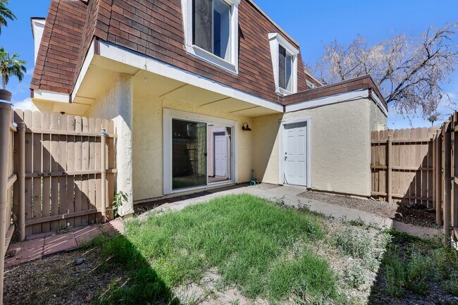 Building Photo - 3-1