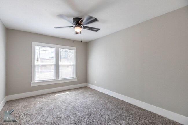 Building Photo - XL HOME!  3 bed, 1 bath, LOTS OF ROOM!