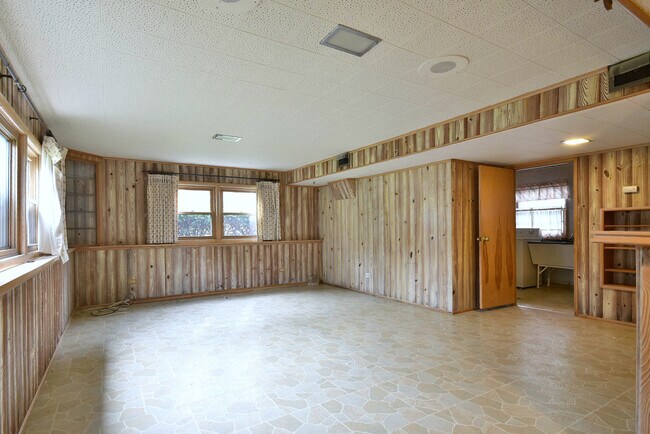 Building Photo - 8006 W Courtland Ave