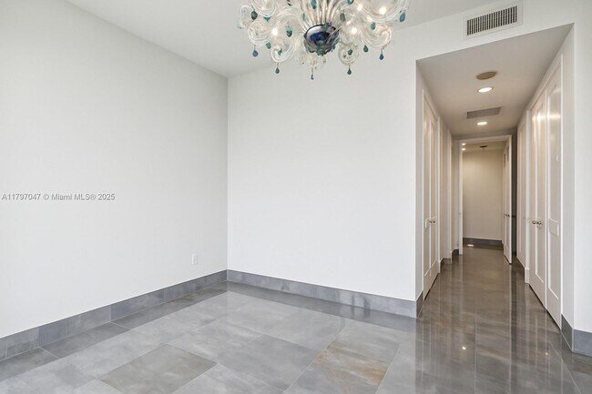 Building Photo - 1425 Brickell Ave