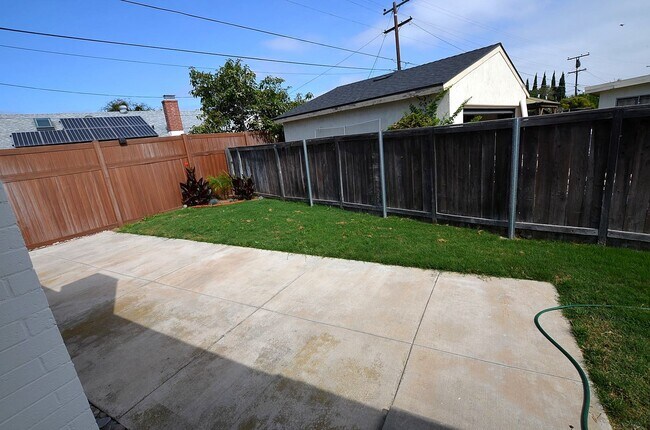 Building Photo - Single level Home
