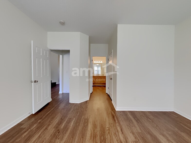 Building Photo - 432 Creekside Ln