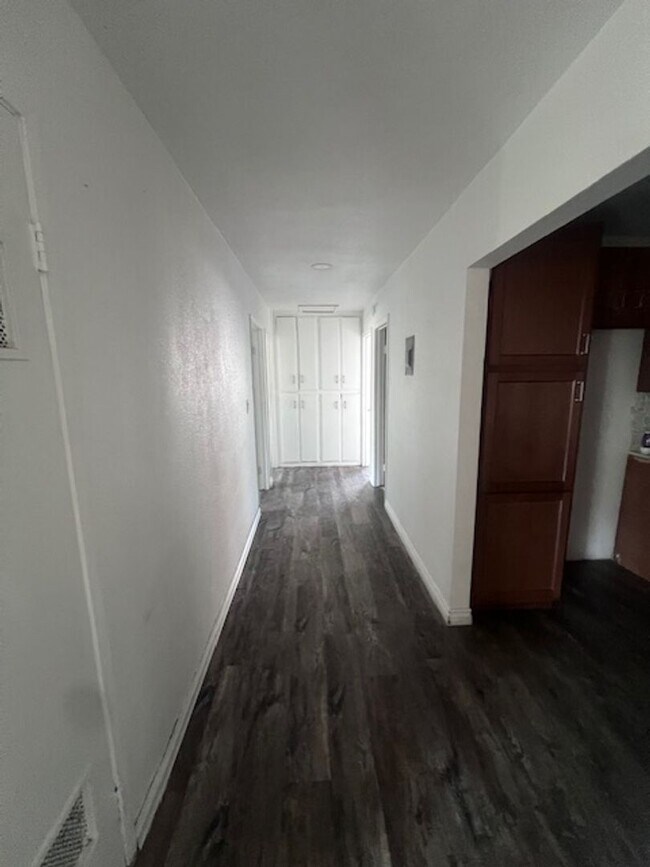 Building Photo - Spacious 3 Bed / 2 Bath Apartment in Colton – Upgraded & Move-In Ready