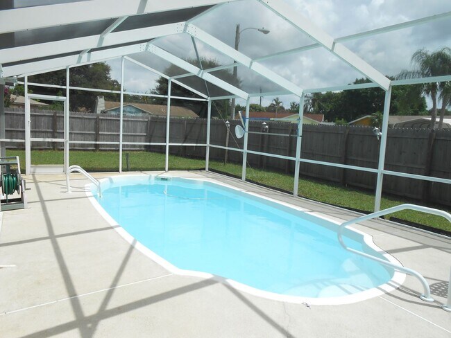 Building Photo - 4 Bedroom POOL Home in Largo