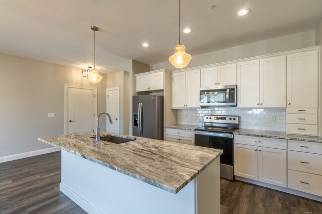 Building Photo - 502 Edgewater Cir