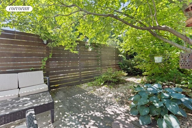 Building Photo - 129 Calyer St