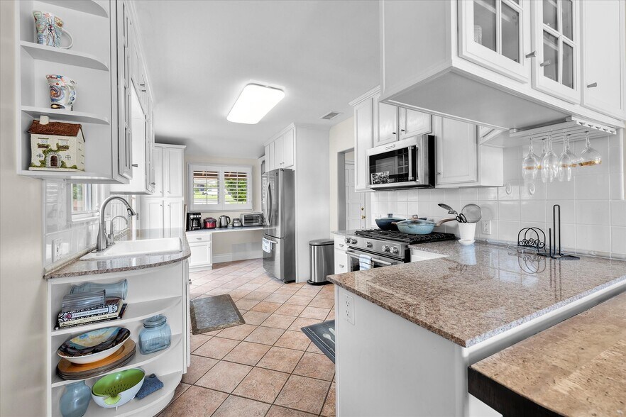 Building Photo - 2129 Palos Verdes Dr W