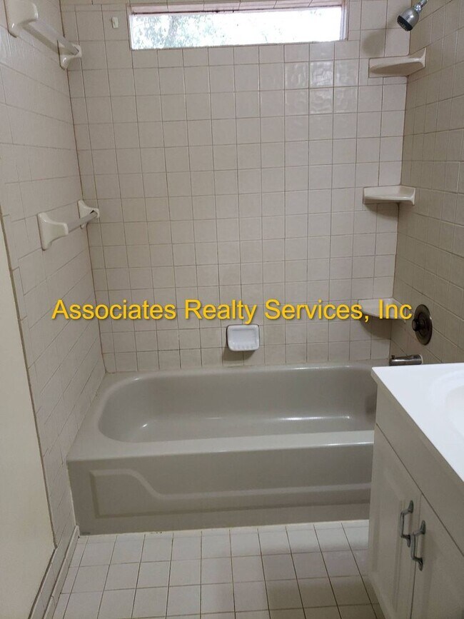 Building Photo - Renovated 2 bedroom with Office home in Springtree!