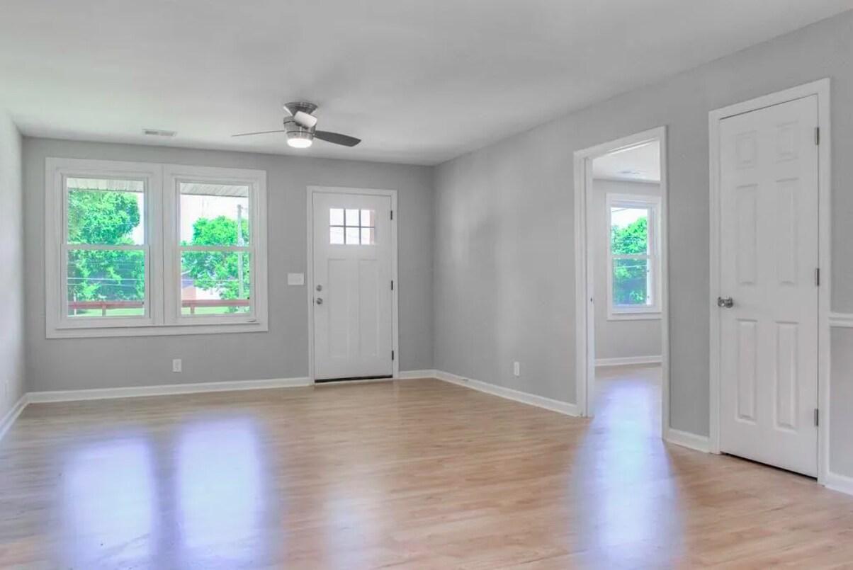 Building Photo - 212 Broadmoor Dr