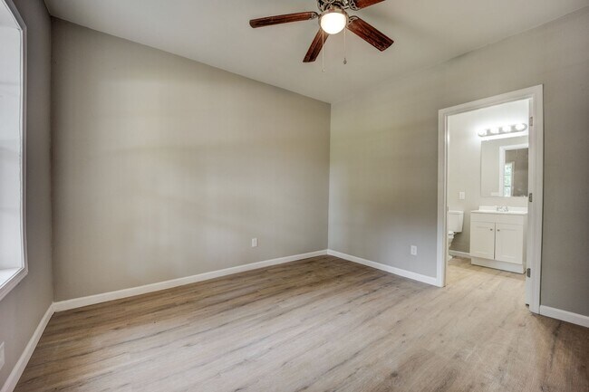 Building Photo - Freshly Updated 3 Bedroom House