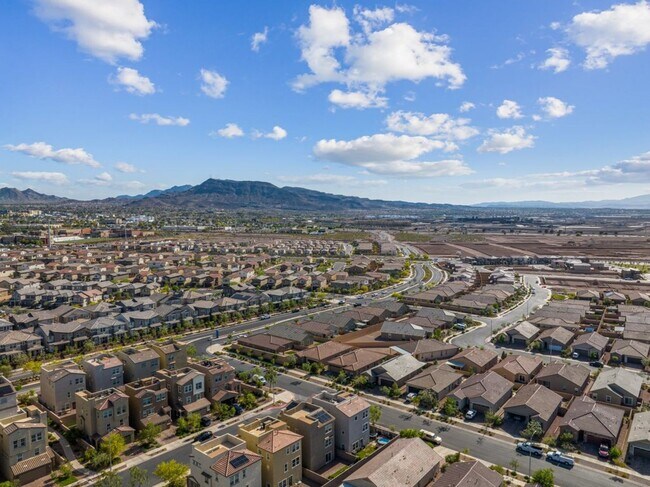 Building Photo - Spacious Three Story 3 Bed 3.5 Bath Smarth...