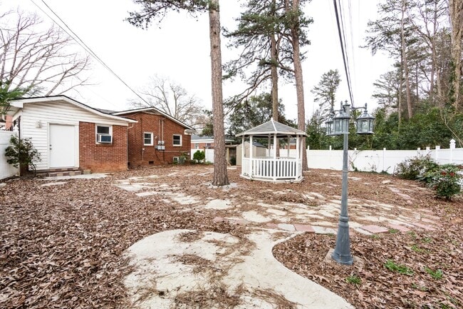Building Photo - "Charming 3-Bedroom Retreat with Gleaming Hardwood Floors in Westerly Hills!"