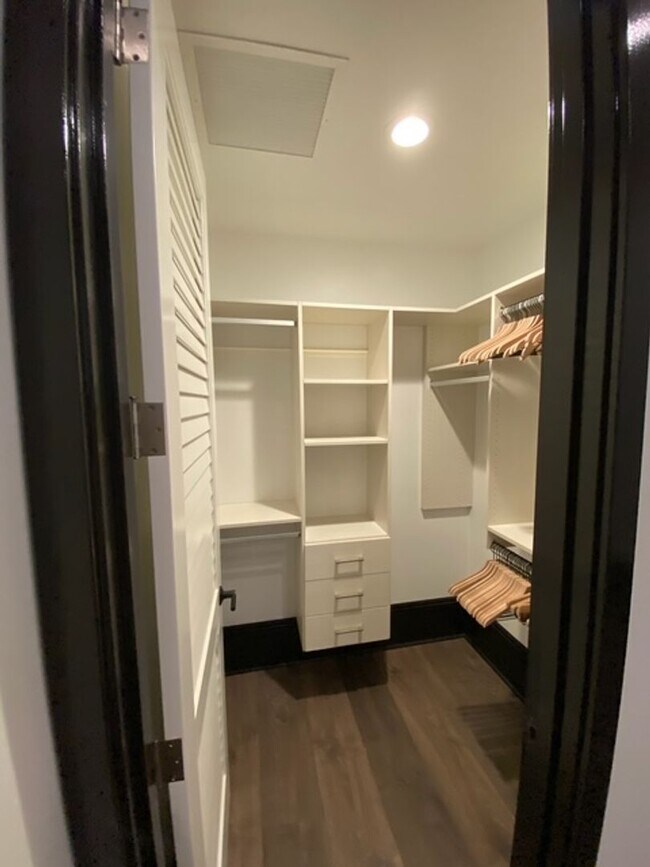 Building Photo - Historic Charm with Live-Work Flexibility in Downtown Honolulu