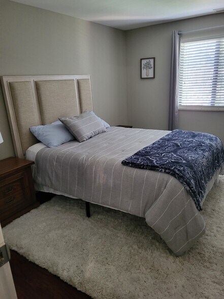 Building Photo - 950 E Rue de la Banque St