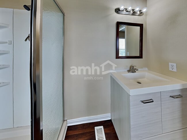 Building Photo - 1121 N 600 E