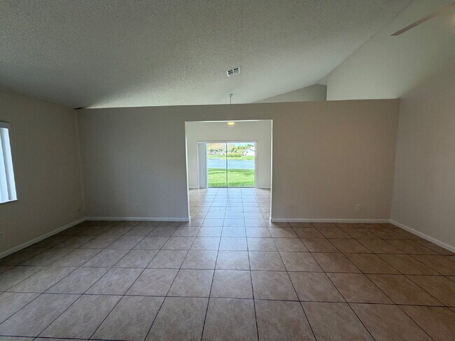 Building Photo - Beautiful Home with Large Great Room!