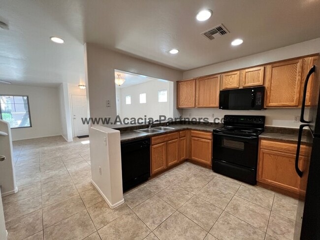 Building Photo - Beautiful Three Bedroom 2 and 1/2 Bath Home