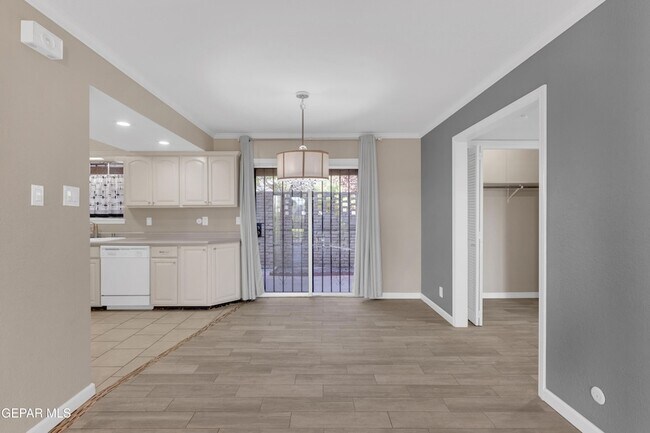 Building Photo - 350 Thunderbird Dr