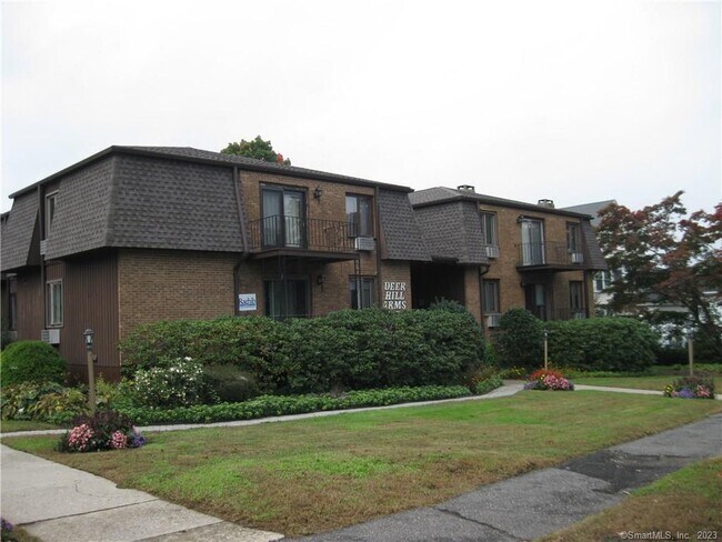 Building Photo - 136 Deer Hill Ave