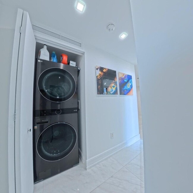 Building Photo - 650 NE 32nd St