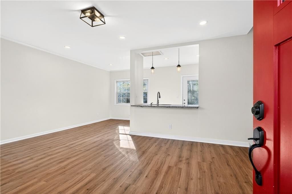 Building Photo - 2918 Highland Dr SE