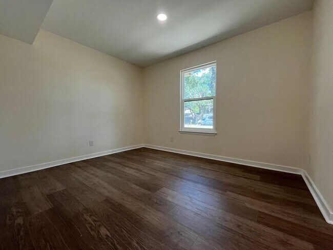 Building Photo - JUST RENOVATED 4/2.5 IN GREAT LEANDER LOCA...