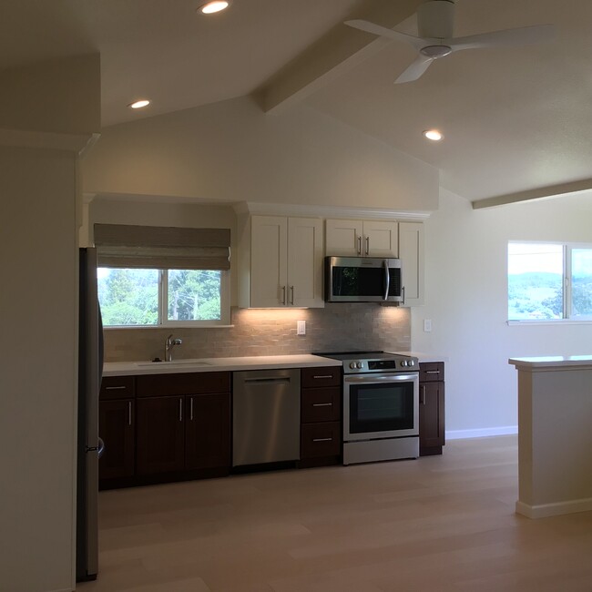 Building Photo - 525 Pini Rd