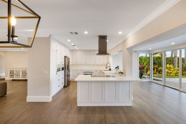 Building Photo - 2309 Desota Dr