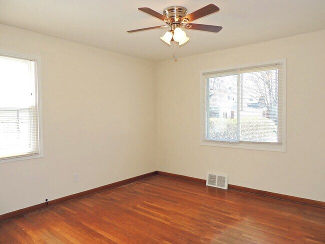 Building Photo - 245 E 262nd St
