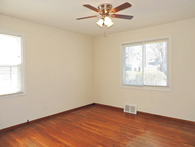 Building Photo - 3 Bed & 2 Full Bath Cape Cod for Rent!
