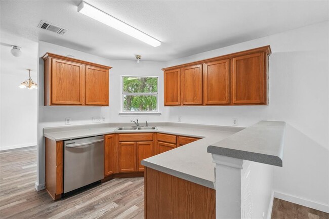 Building Photo - 176 Oak River Dr
