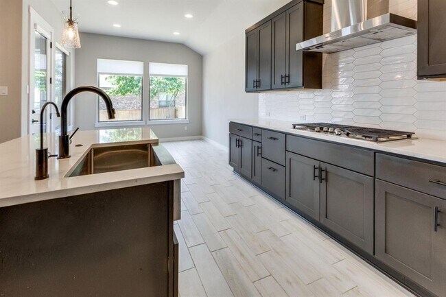 Building Photo - 1410 Sawmill Xing