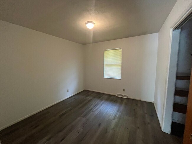 Building Photo - 2 bedroom in Wood River