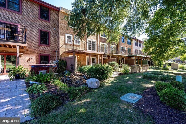 Building Photo - 2186 Golf Course Dr