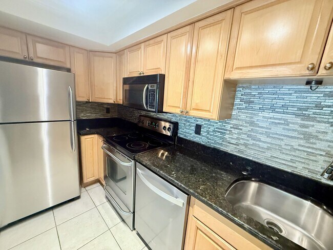 Building Photo - 2 bed 2 bath condo in Rosemary's District