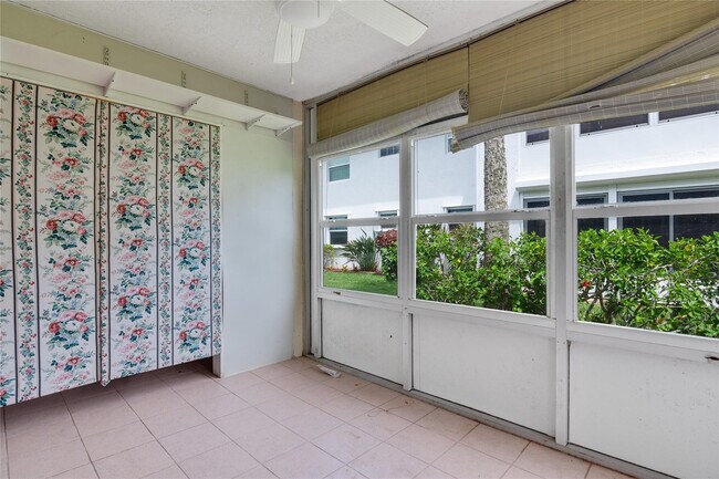 Building Photo - 1217 S Lakes End Dr