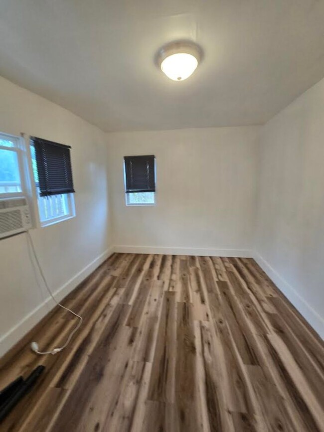 Building Photo - Spacious One Bedroom Duplex located near South Sherman and English Ave