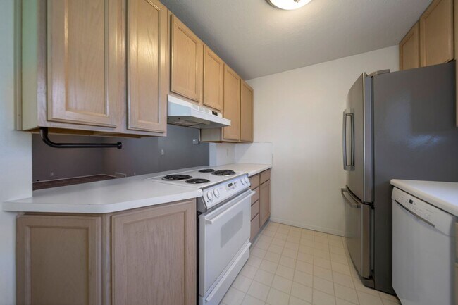 Building Photo - Secure Meadowbrook Village Condo w 1 car g...