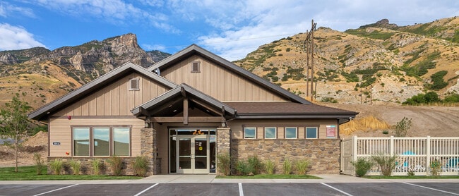 Building Photo - 865 S Aspen Wy