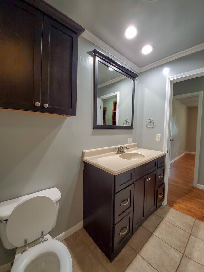 Building Photo - 4 Bedroom 2 bath Home in Shawnee