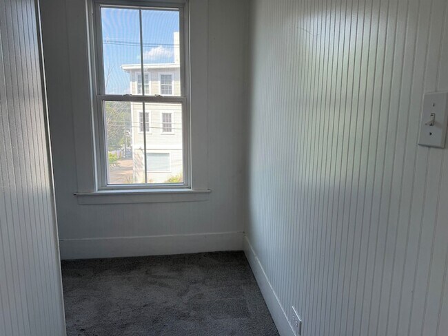 Building Photo - 15 Lehner St