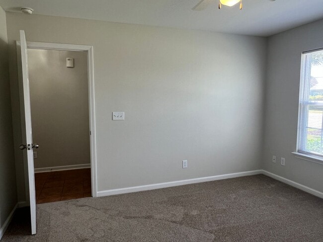 Building Photo - Beautiful 4 Bedroom, 3.5 Bath, Pet Friendl...