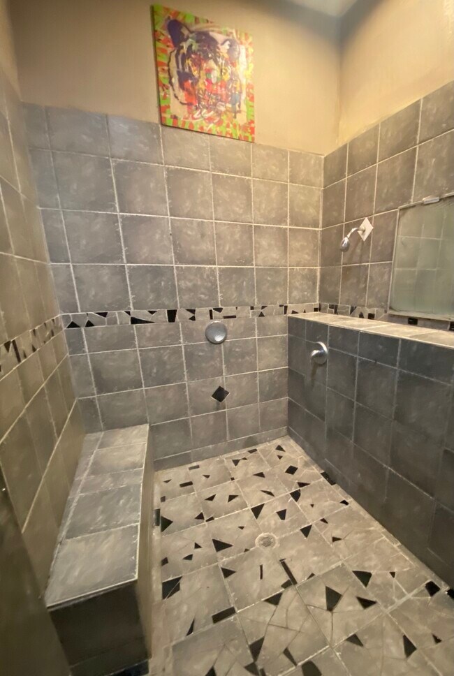 Building Photo - Room #1