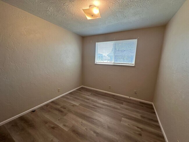 Building Photo - 148-38th Place Duplex