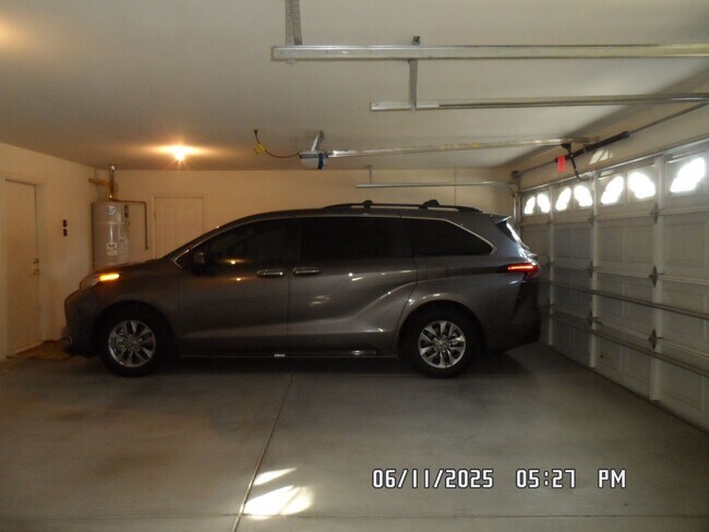 Building Photo - 3 Bedrooms, Den, 2 Bathrooms, 3 Car Garage...