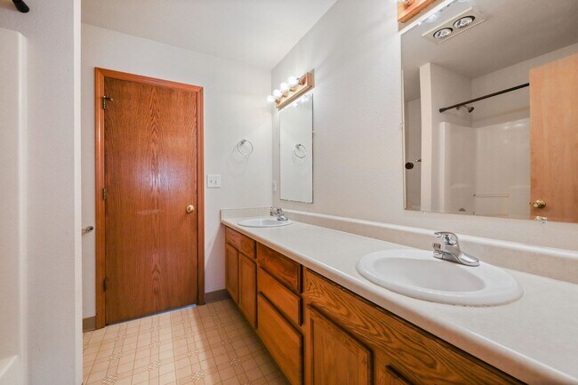 Building Photo - 2829 SE 90th Pl